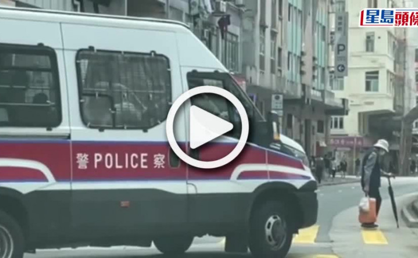 (視頻)深水埗婆婆步履蹣跚過馬路 兩熱心輔警落車攙扶