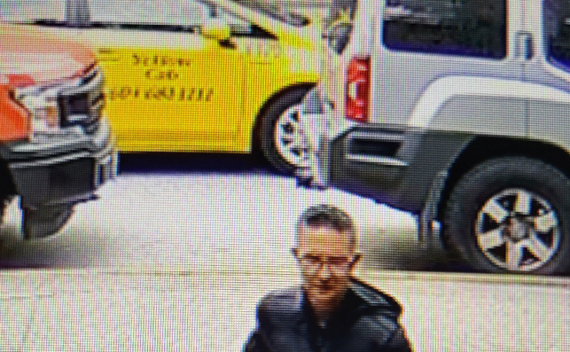 笑死！連柏文大堂家具也搶  此人高度可疑