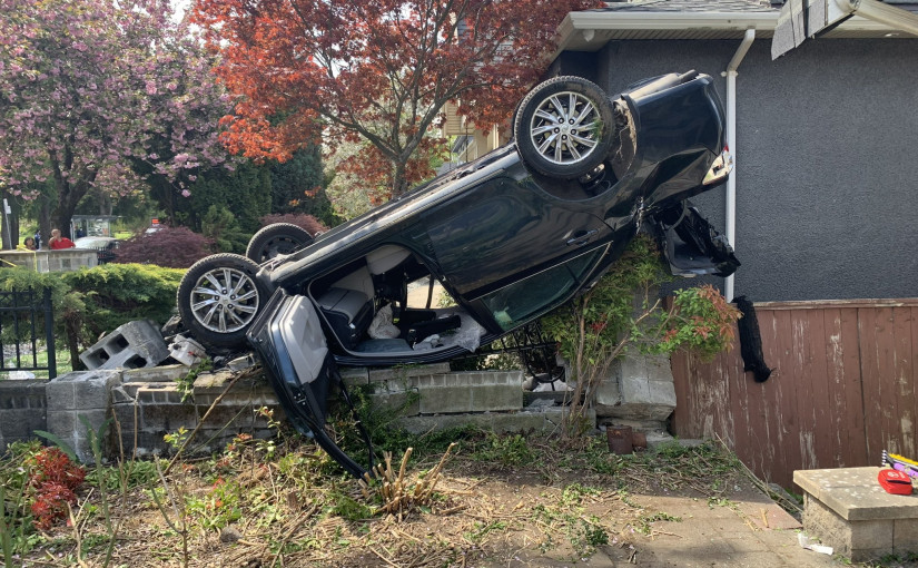 【有片】溫哥華司機「翻牆」失敗  汽車底朝天騎牆而臥