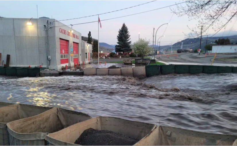 【有片】山火未歇洪災已至  卑詩小鎮河溪決口街道慘變河道