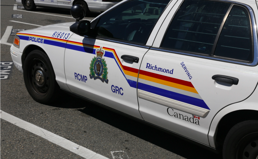 列治文騎警手機店內搜索時  50歲女嫌人從天花板上掉落