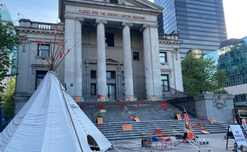 溫哥華美術館前寄宿學校臨時紀念館關閉  台階上童鞋已移走