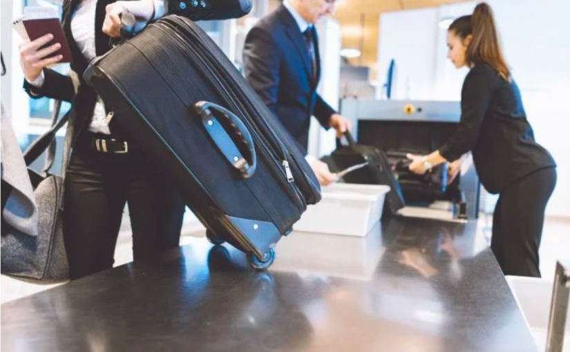 搭機過安檢毋需交出手機！加拿大這些機場今夏起設快速通道