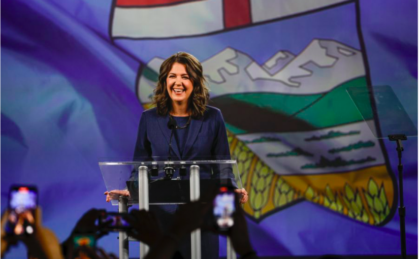 【最新】亞省聯合保守黨贏得多數席位  史密斯續任省長