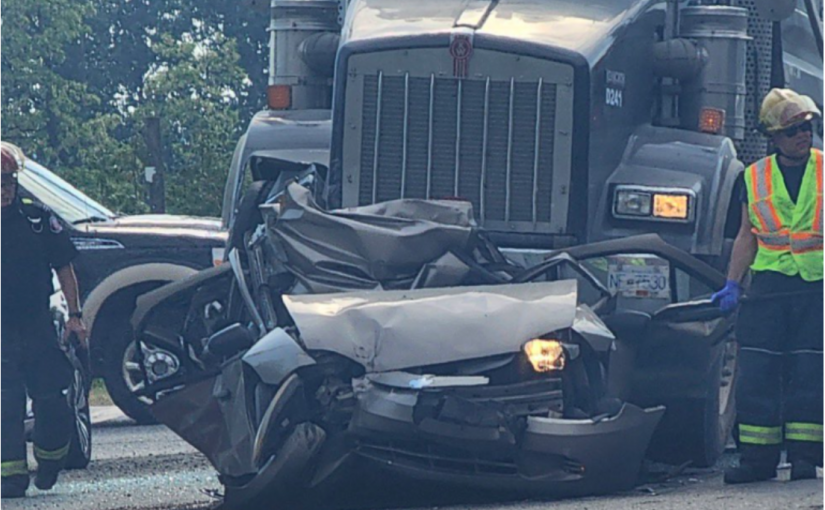 慘！蘭里致命車禍  大卡車把小汽車碾成一堆廢鐵