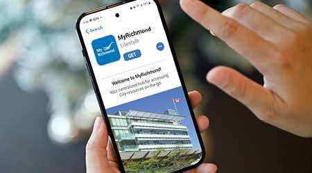 便民！列治文市推新程式  繳地稅水電費辦狗牌一機搞掂