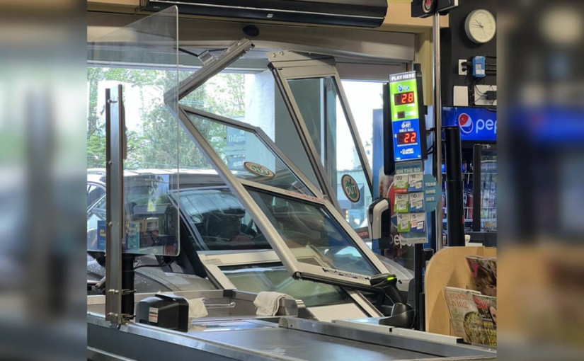 驚！北溫七旬女司機錯踩油門撞爛雜貨鋪