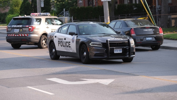 女子清晨十字路口被車撞 危殆入院