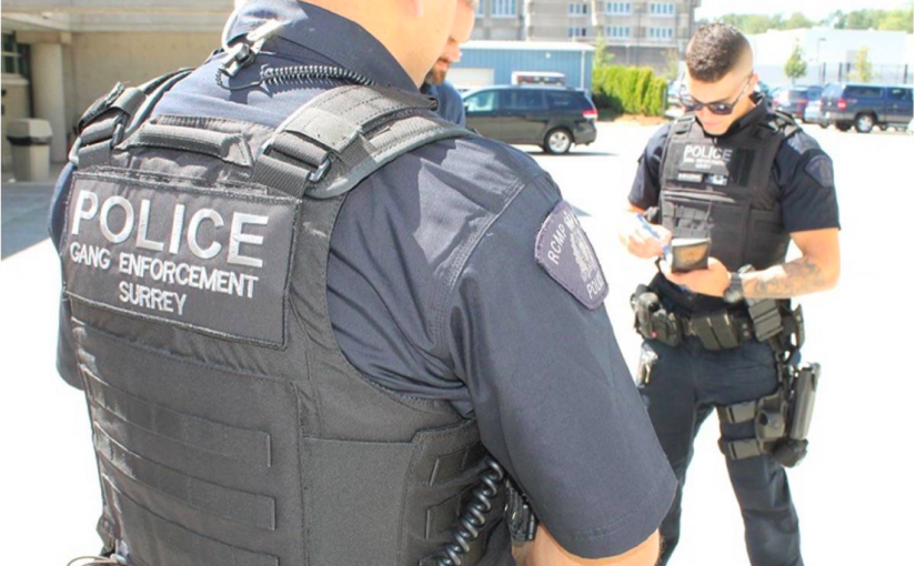 醒目！素里休班警發現可疑一查竟是贓車  內有上膛槍枝和油桶！