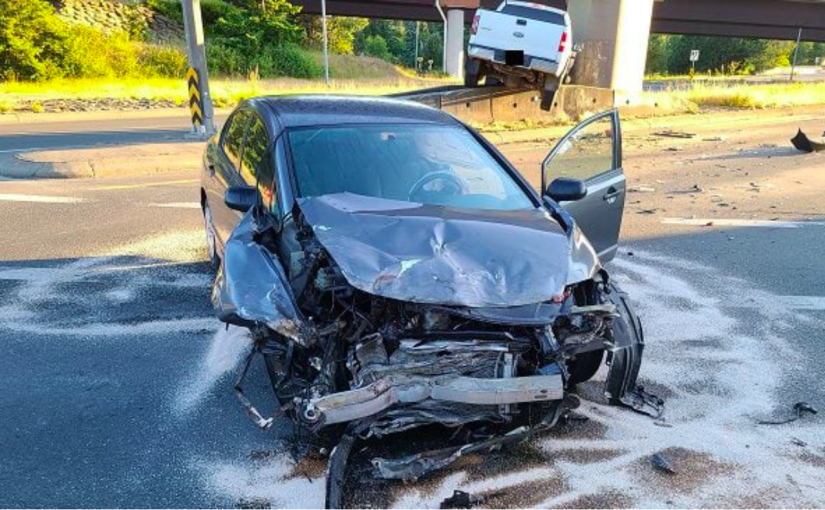 司機闖紅燈把對方撞成這樣  同一路口4年15宗車禍！