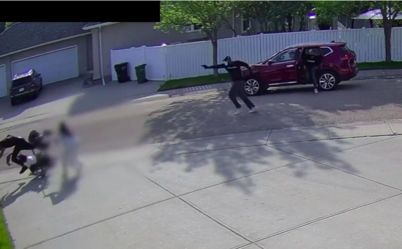 【有片】亞省男與妻推嬰兒車散步遭點相  馬路上演槍手追殺驚悚劇情