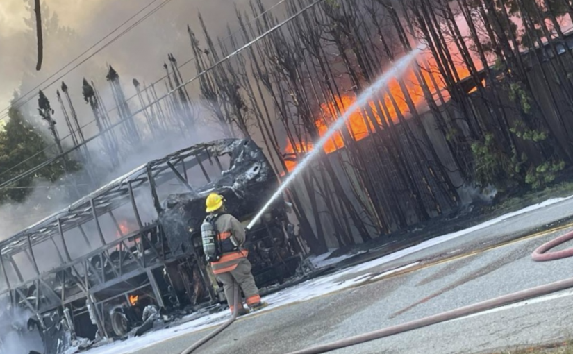 卑詩一輛滿載學生的大巴突然起火