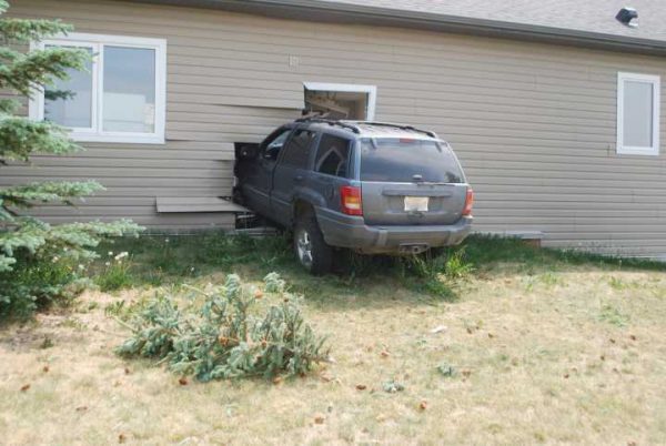 毒販欲駕車「穿牆」逃逸  車嵌牆內反成「甕中之鼈」