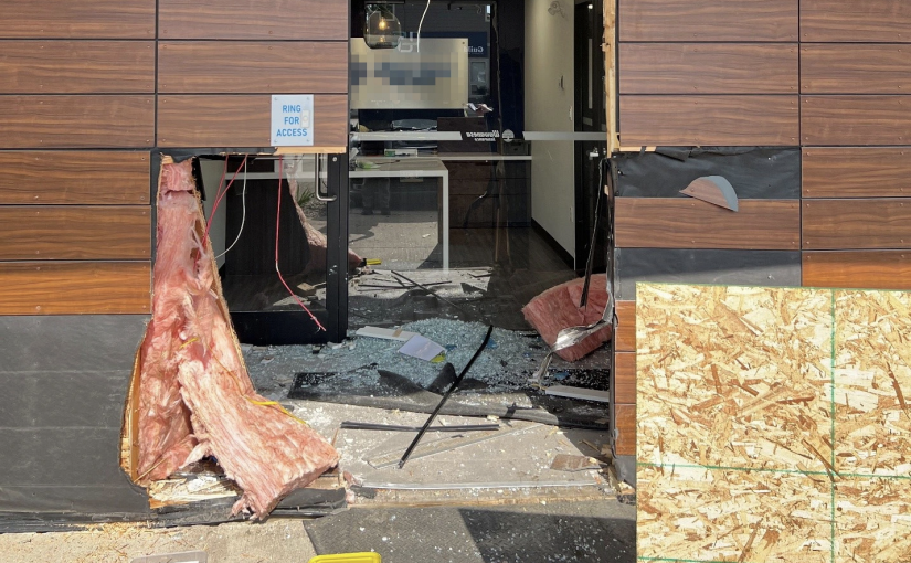 緬省女司機揚言威脅  果真把保險大樓撞出大洞