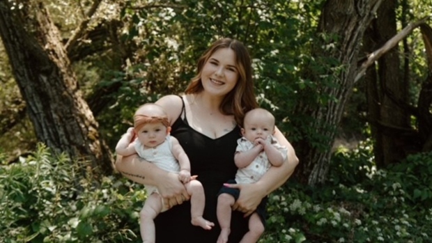 不能一人帶雙胞胎嬰兒坐飛機 單親媽媽被「壓垮」