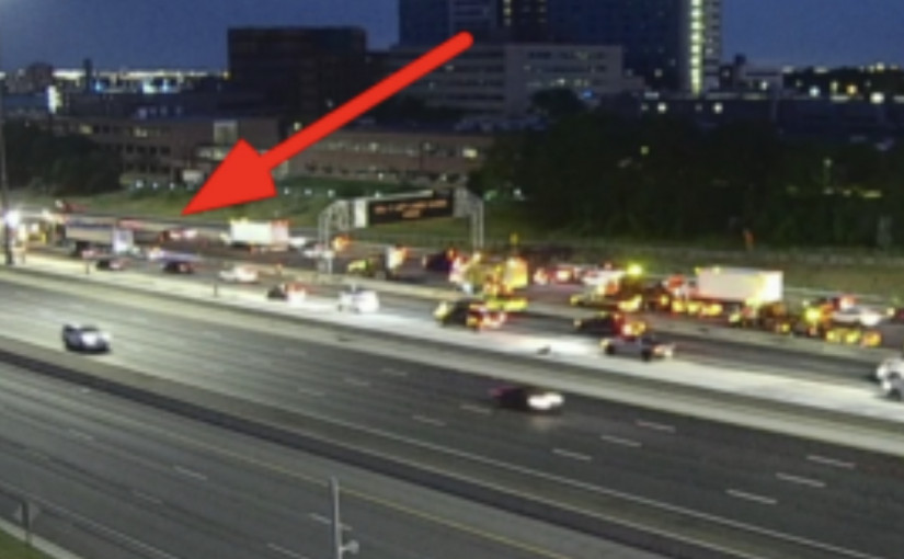 貨車撞隔離帶一地蘋果  401公路交通一度受阻