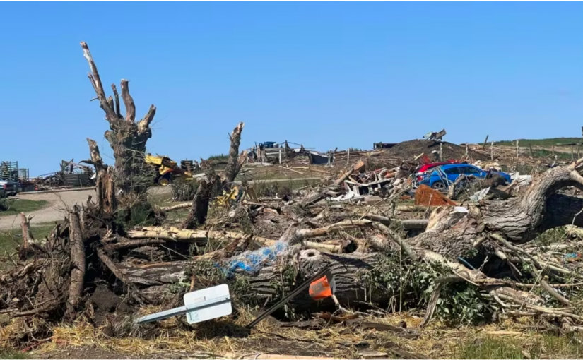 【有片】亞省上周六龍捲風形成一條破壞帶  把房屋撕成碎片