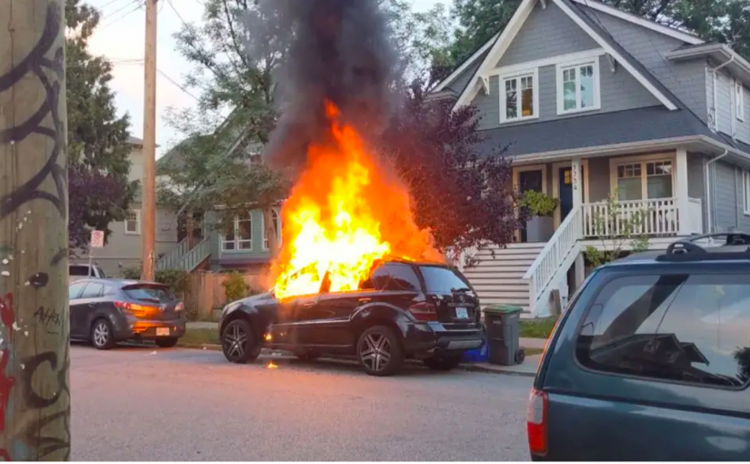 溫哥華居民區汽車起火燃燒  火焰由內向外噴出