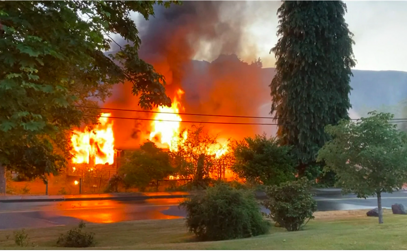 【有片】驚險！民居凌晨大火引發地庫火藥爆炸  休班警員救出熟睡3人