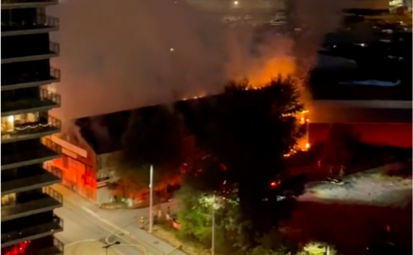 【有片】溫哥華奧運村附近烈焰吞沒建築物 17輛消防車連夜灌救