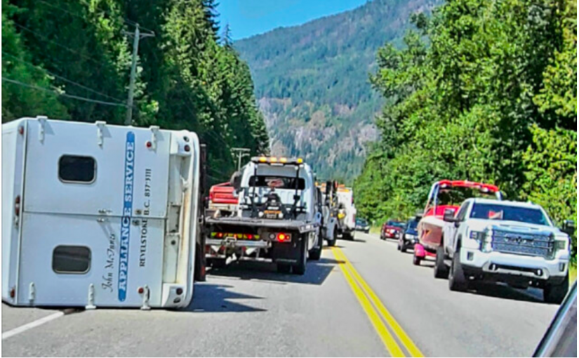 卑詩一號路發生車禍  大卡車側翻  司機受困車龍一小時
