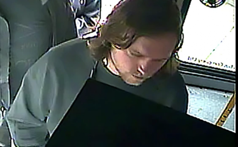 大溫警方正通緝此人！巴士上與人衝突打折對方下巴切斷其手指