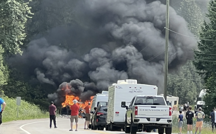 慘！卑詩1號公路烈焰吞沒汽車  導致車內兩人死亡