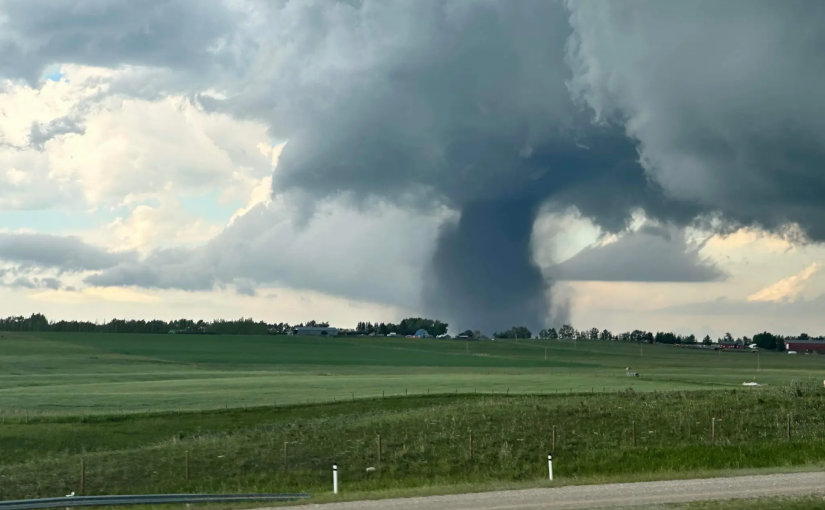 大型龍捲風襲擊亞省摧毀許多房屋  部分地區斷電限水