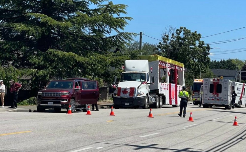 列治文國慶日巡遊花車撞電線「火花四濺」