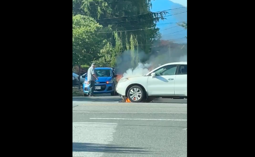 列治文市中心繁忙路口汽車冒煙起火
