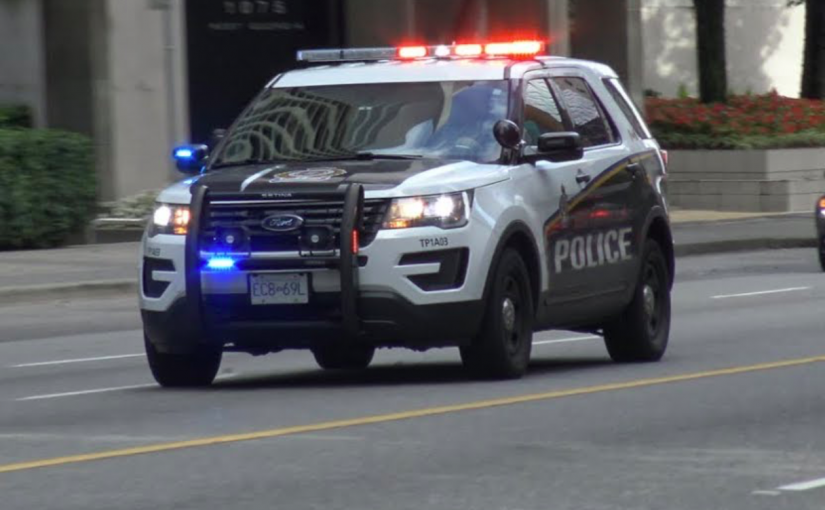 素里無照司機駕無保險假牌汽車超速一倍飆車！