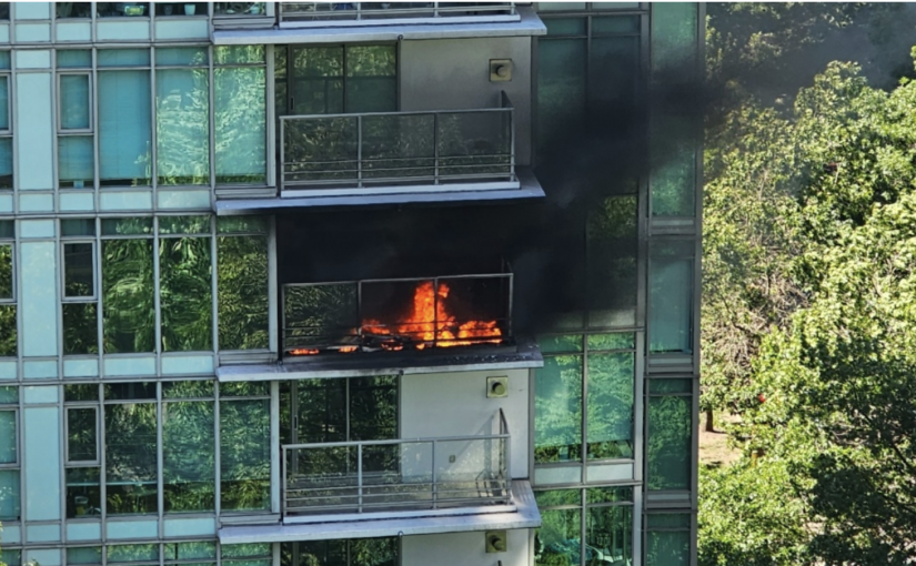 溫哥華公寓陽台起火 消防員及時撲滅並救出一條小狗