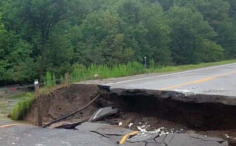 安省西南部滂沱大雨路面坍塌   貨車落坑司機喪命