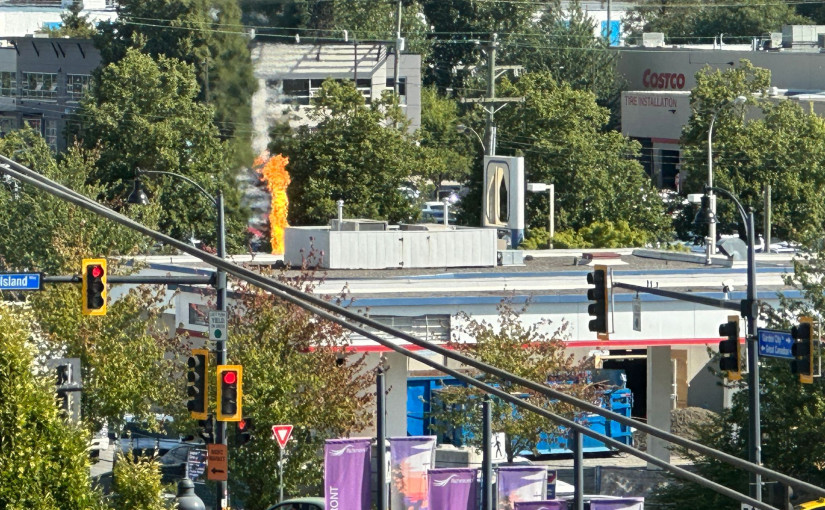【突發】列治文Costco附近加油站出現火舌