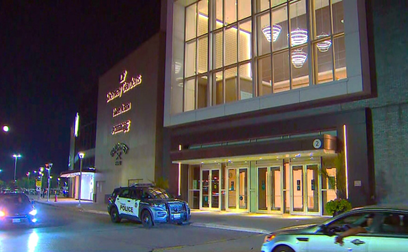 兩群人在Sherway Gardens商場美食街打鬥 一人被刺成重傷