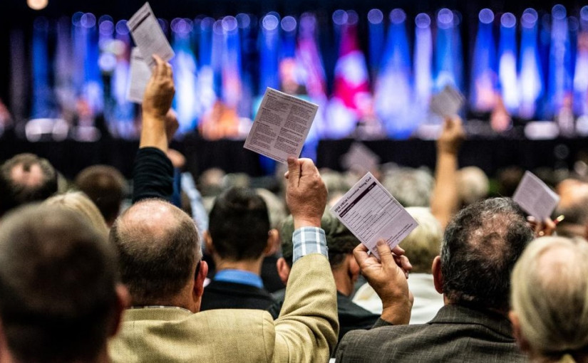 卑詩省官員為毒品非刑事化護航  城鎮聯盟大會激辯質詢