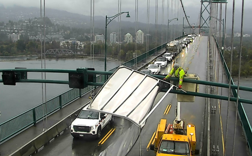 風暴預報下 獅門橋驚現大型金屬懸掛半空 一度關閉