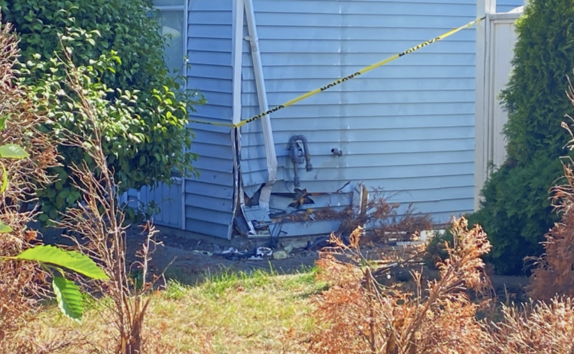 素里汽車撞上煤氣管道 多戶居民撤離 肇事司機仍在逃