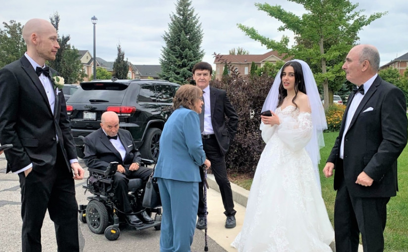 家翁坐輪椅苦候專車數小時   新娘抱怨計程車公司不靠譜