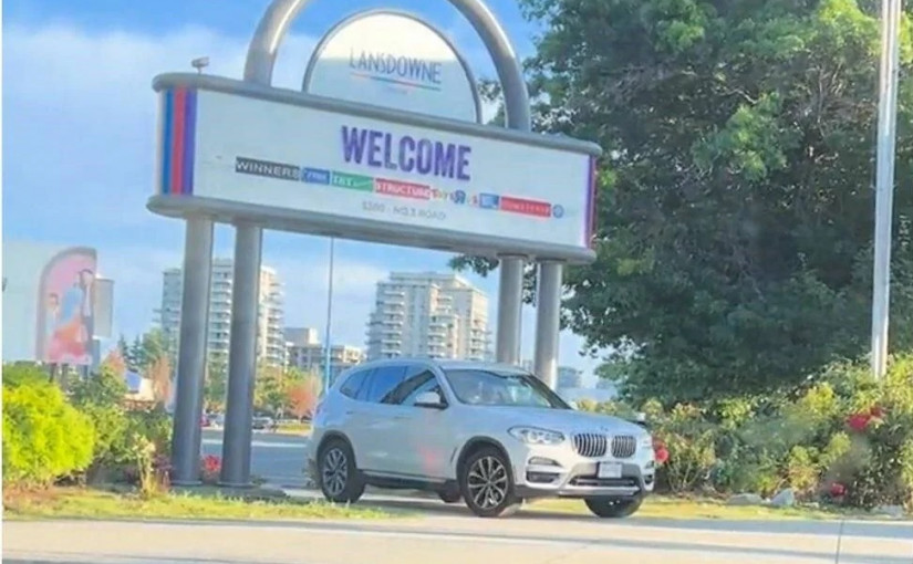 列治文又有駕車奇觀 SUV用行人出口駛離商場