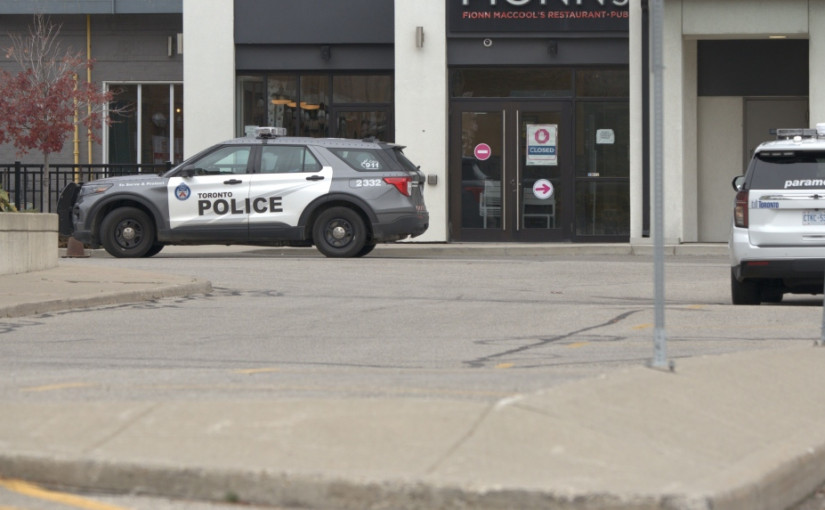 男子強闖酒店刺傷保安逃跑 被目擊者追趕