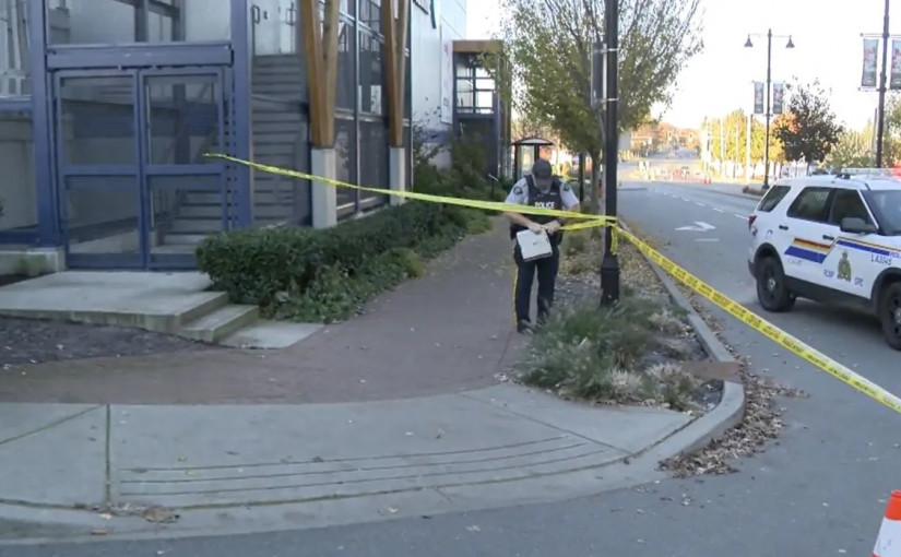 【太歲頭上動土】醉駕男撞警署不顧而去 女乘客掛在車門重傷