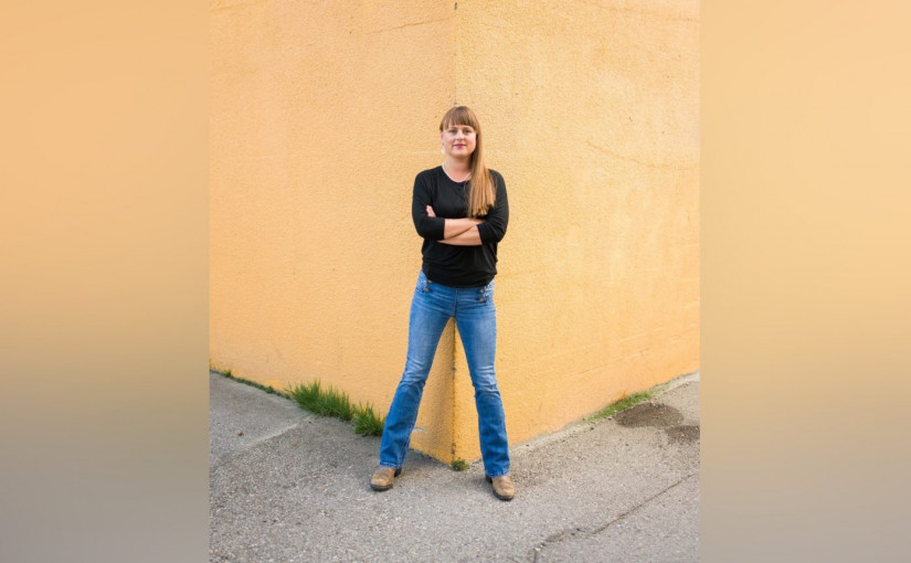 工作中不能表現太開心？省議員竟因微笑和姿勢遭批評