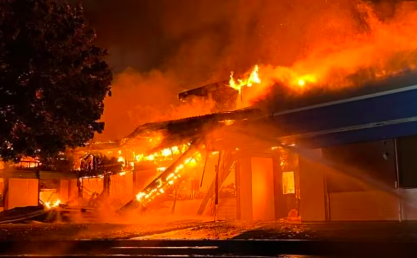 【更新】高貴林港一小學半夜可疑大火  學校一片火海嚴重損毀