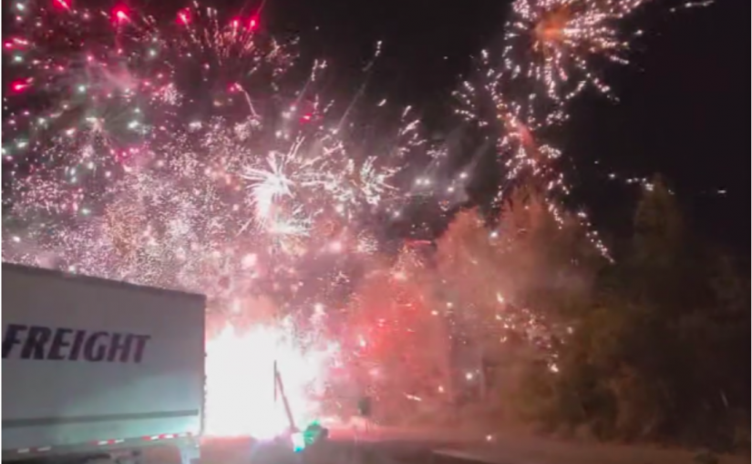 【有片】1號公路滿載煙花貨車發生車禍  撞出「天空被色彩照亮」煙花秀