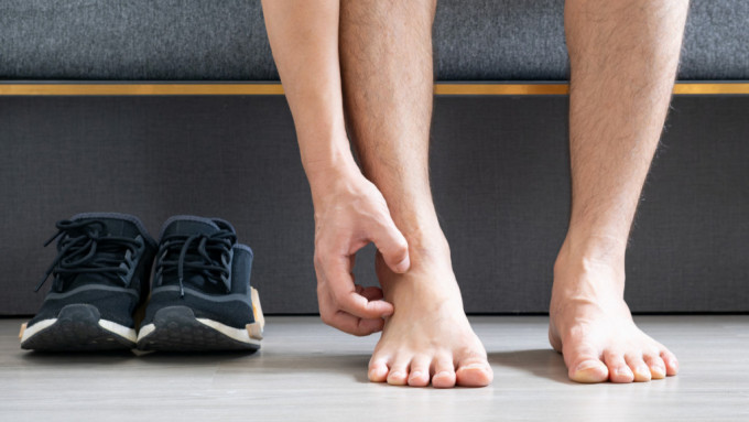 穿拖鞋雨靴涼鞋 忽略3點可致濕疹香港腳 醫生教4招快速乾鞋