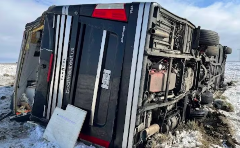 【突發】美國知名歌手巡演巴士沙省墮溝翻覆  13傷者破窗救出