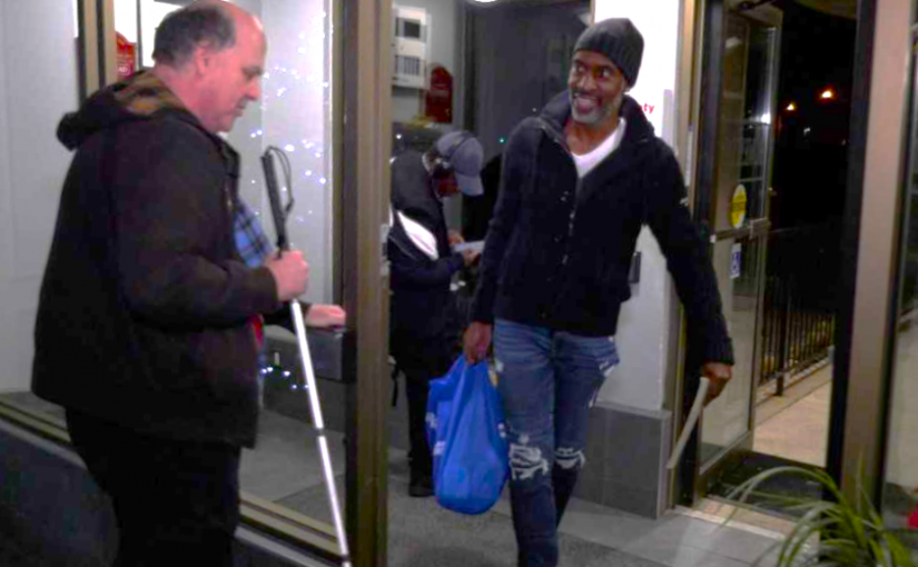 看新聞驚見40年前同窗光顧食物銀行 多倫多男子暖心送大餐