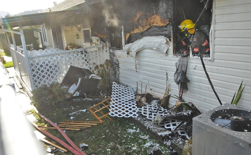 節日季留意火燭！卑詩屋主蠟燭無人看管把房子燒成這樣
