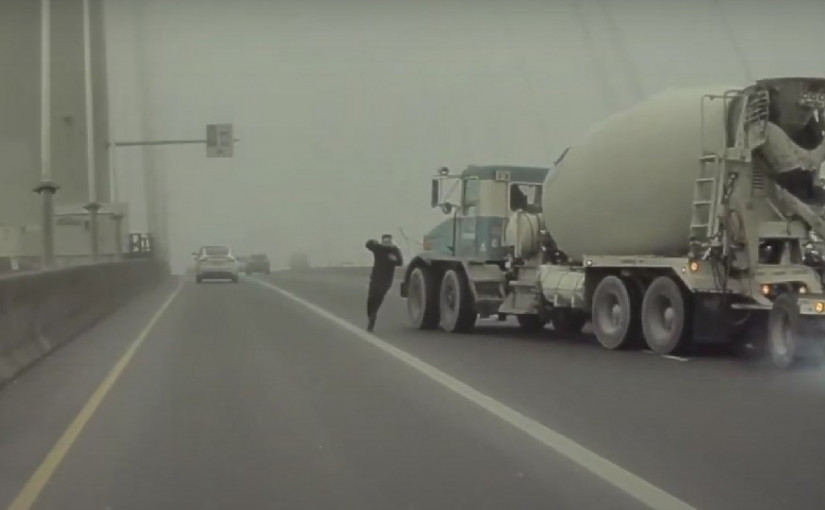 【有片】超驚險！玩命男霧中衝橋 與田螺車擦身過 釀兩車相撞